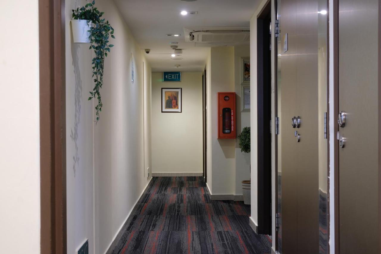 Single Sharing Room And Short Hours Stay At Sandpiper Hotel シンガポール エクステリア 写真