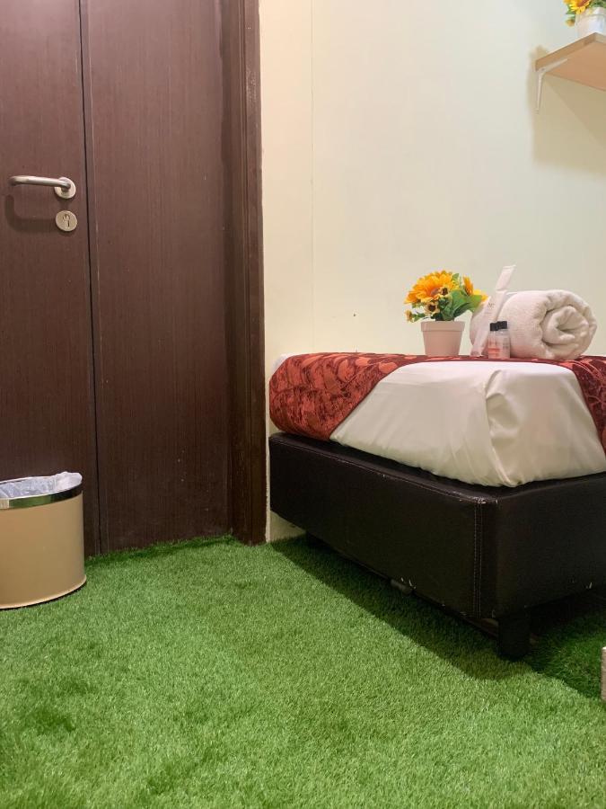 Single Sharing Room And Short Hours Stay At Sandpiper Hotel シンガポール エクステリア 写真