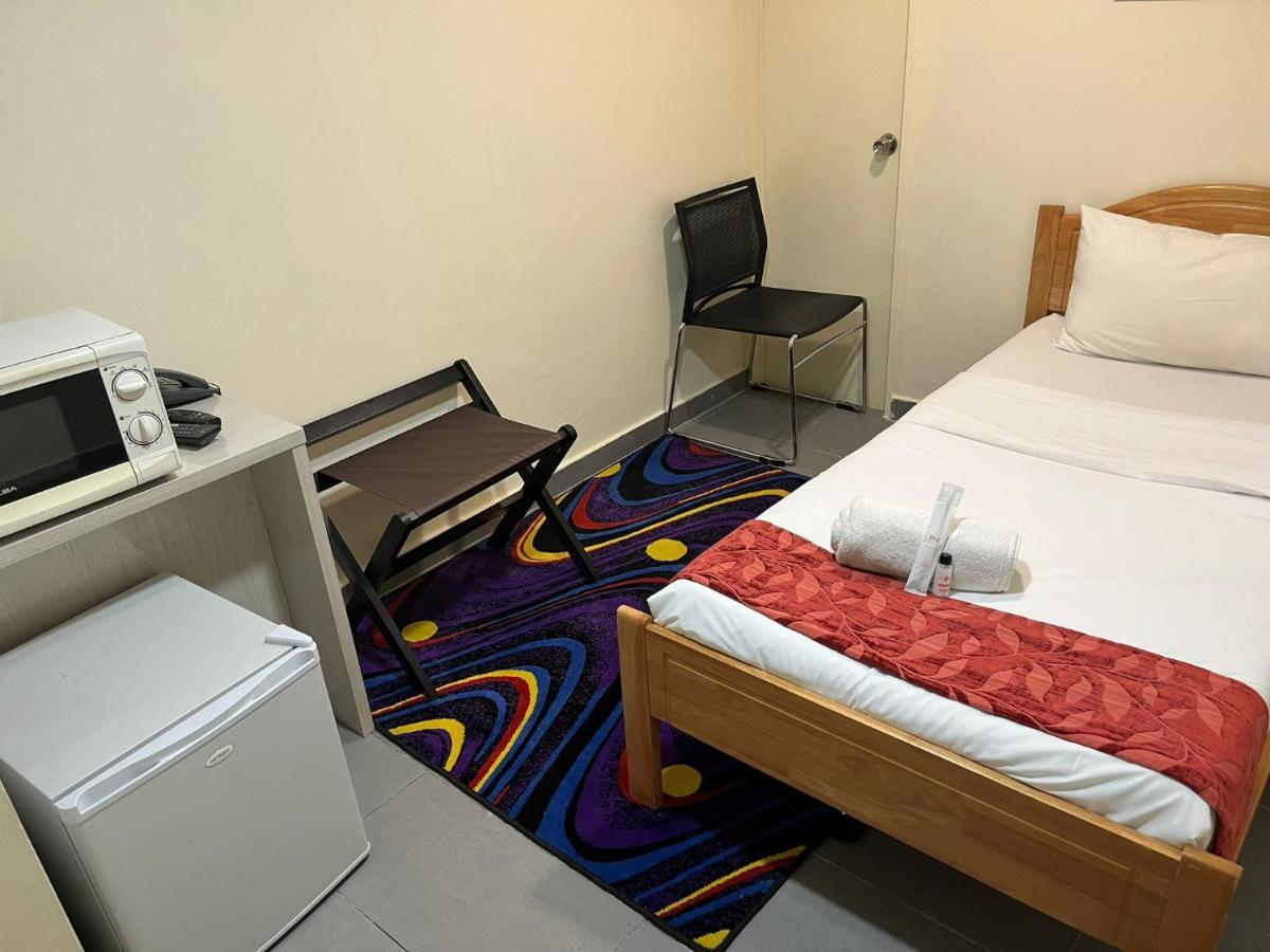 Single Sharing Room And Short Hours Stay At Sandpiper Hotel シンガポール エクステリア 写真