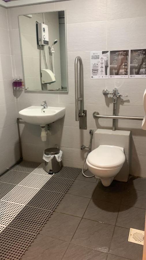 Single Sharing Room And Short Hours Stay At Sandpiper Hotel シンガポール エクステリア 写真